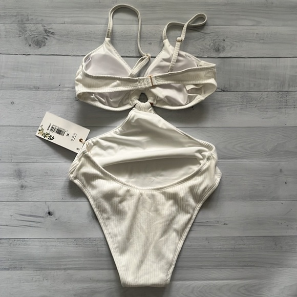 Chelsea & Violet White Wooden Ring Cut Out One Piece Swimsuit XS - Picture 3 of 6